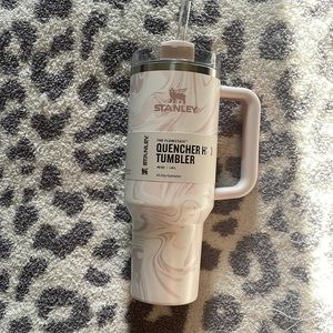 Stanley 40oz Quencher in Rose Quartz Swirl